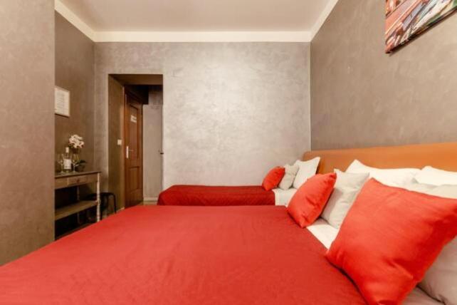 4-Bdr Apt Among Colosseum&Termini 10-People Apartment Rome Bagian luar foto