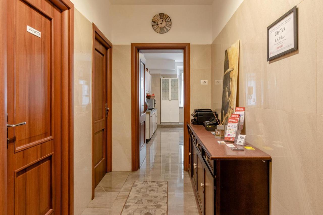 4-Bdr Apt Among Colosseum&Termini 10-People Apartment Rome Bagian luar foto