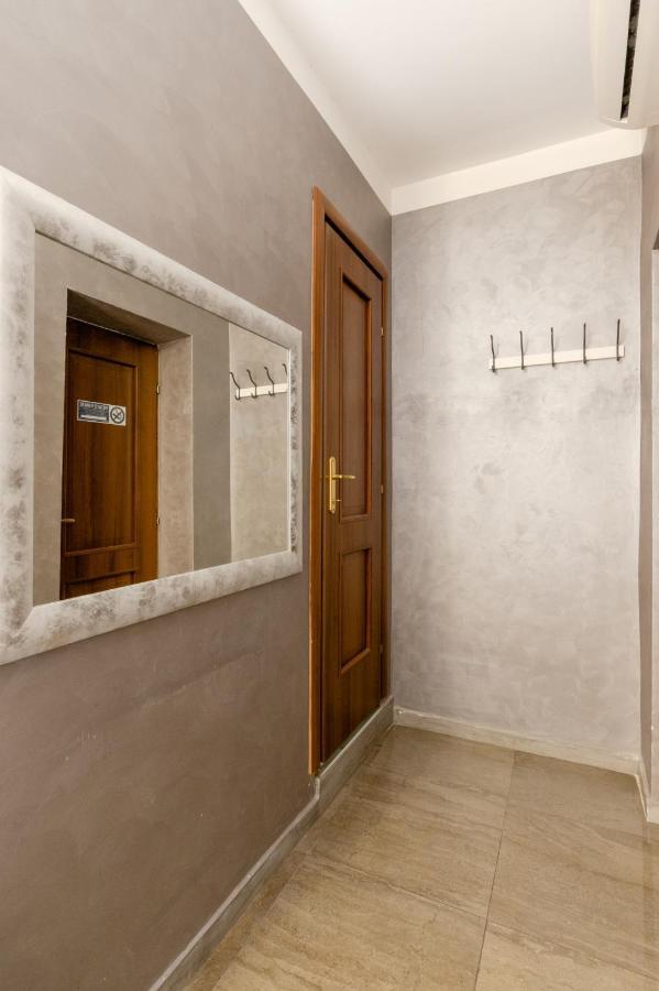 4-Bdr Apt Among Colosseum&Termini 10-People Apartment Rome Bagian luar foto