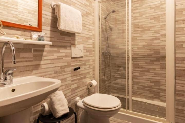 4-Bdr Apt Among Colosseum&Termini 10-People Apartment Rome Bagian luar foto